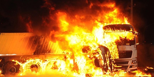 Antalya`da otomobil TIR`a �arpt�; 5 �l�