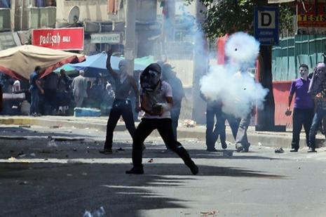 Askerlerin silahlarna el konuldu