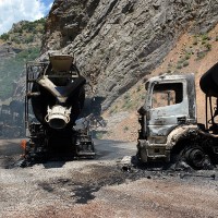 Teröristler Tunceli`de 2 kişiyi kaçırdı